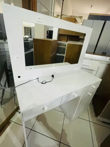 PENTEADEIRA CAMARIM COM LED NOVA