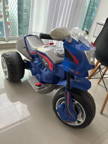 Vendo moto elétrica infantil (triciclo)