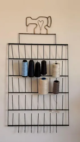 Suporte organizador para linhas de costura