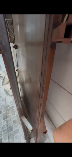 Vendo uma portão de ferro.