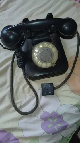 Vende-se telefone antigo preto,braquelite em funcionamento,e com adaptador atual .