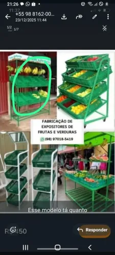 Expositores de verduras e frutas.