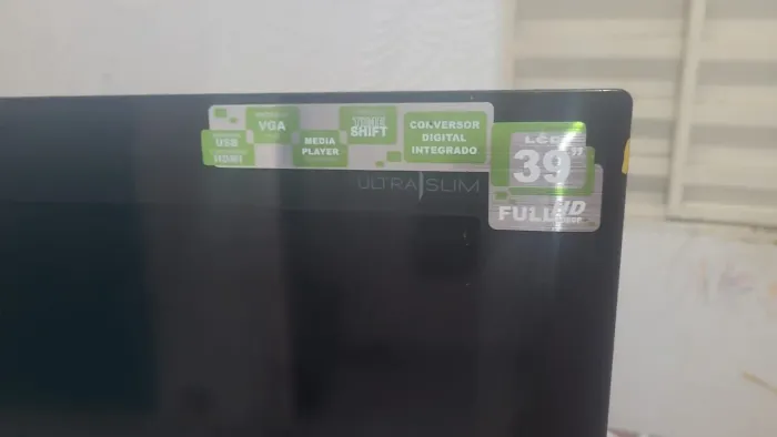 Vendo TV digital Full HD 39 polegadas marca CCE NÃO É SMARTTV 