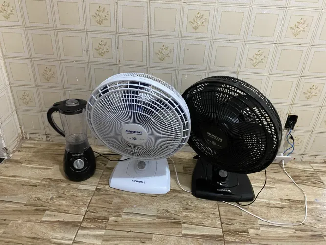 Vendo dois ventiladores e um liquidificador, todos em ótimo estado de uso 