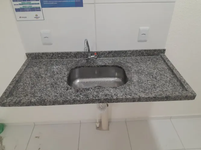 Pia de mármore e Cuba de inox, e lavanderia