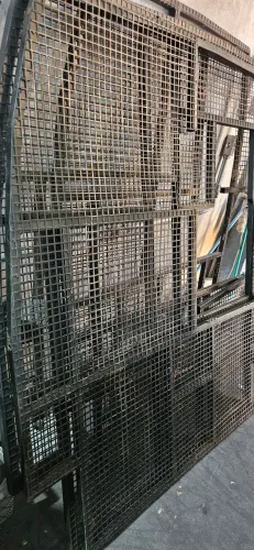 Grade em aço  com tela quadriculada 