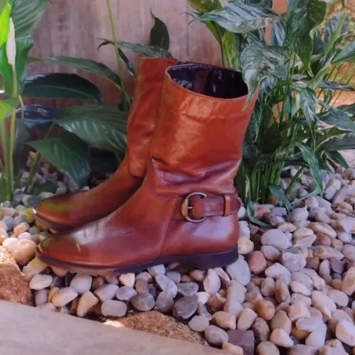 Bota de Couro Marrom com Detalhe de Fivela