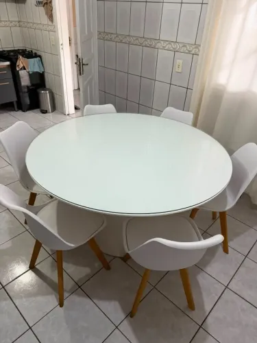 Mesa Redonda de 1.40 vai com as 6 cadeiras