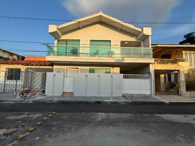 Casa grande e com localização estratégica