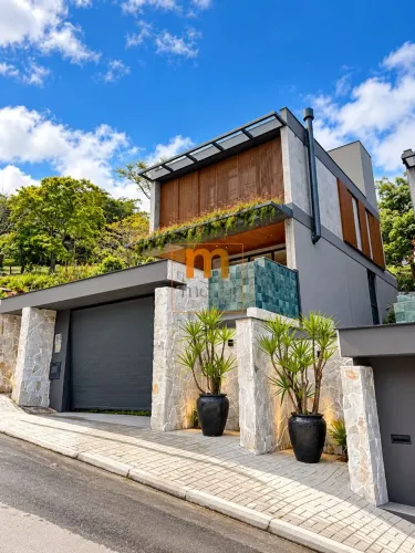 Casa de Luxo com Piscina Privativa e 3 Suítes no João Paulo, Florianópolis