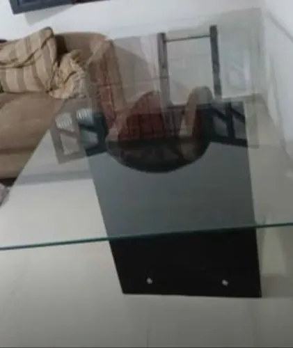 Mesa de vidro sem as cadeiras