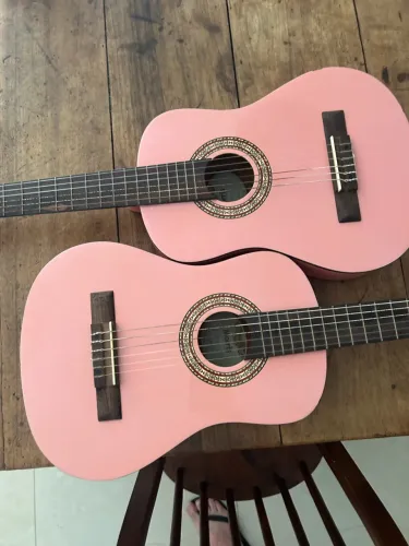 Vendo 2 violão infantil rosa em excelente estado