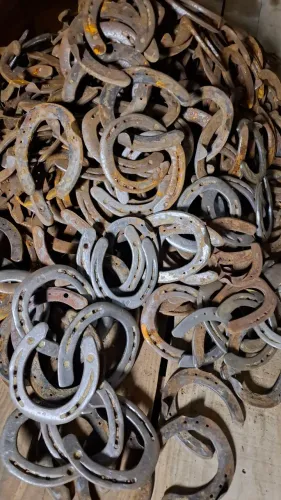 Vendo um pacote com 15 ferraduras usadas para artesanato ou decoração