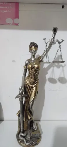 estátua da justiça deusa Têmis