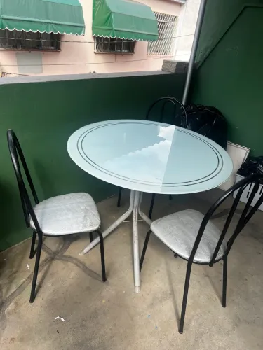 Mesa e cadeira de metal