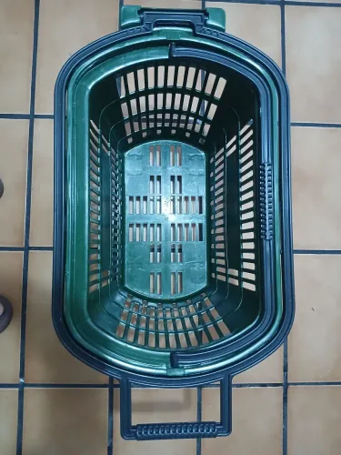 Cestinha para Supermercado com rodinhas, resistente.