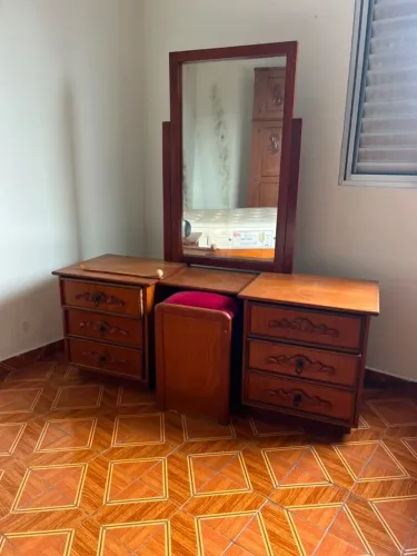 Penteadeira com espelho e gavetas
