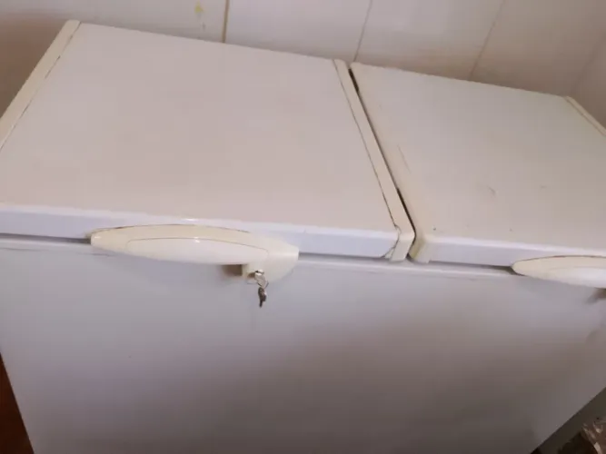 Vende-se freezer semi novo, funcionando perfeitamente.