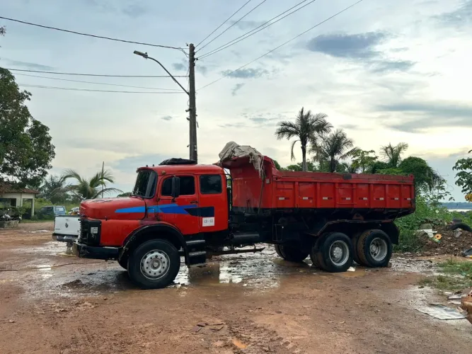Caminhão Mercedes 77