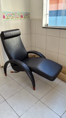 Poltrona reclinável couro preta 