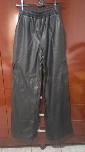 Calça em courino preta. Feminina. Tamanho M