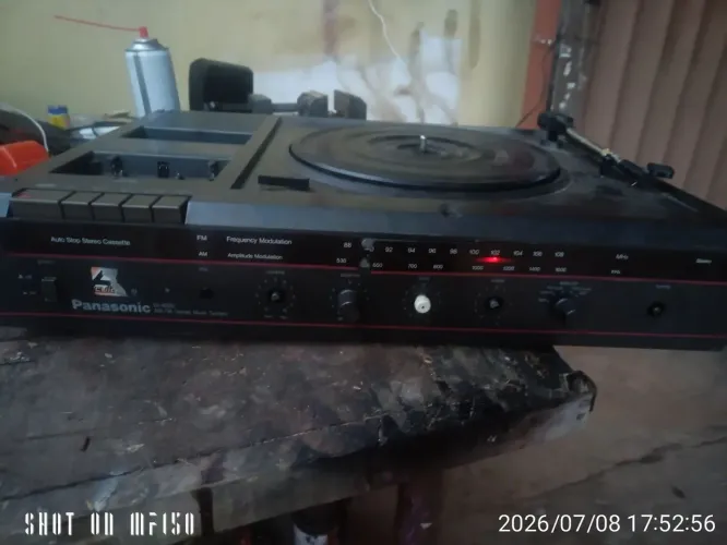 Vendo som Panasonic funcionando o rádio e o toca fitas ...toca discos não funciona