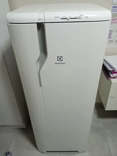 Vendo Geladeira Electrolux RE31 seminova !