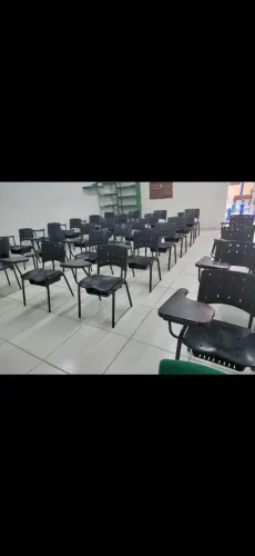 Cadeiras escolares universitária em polipropileno seminova