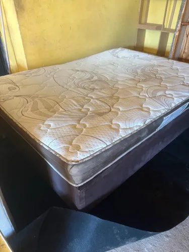 Vendo Cama Box casal, Marca Bom Pastor, colchão D23