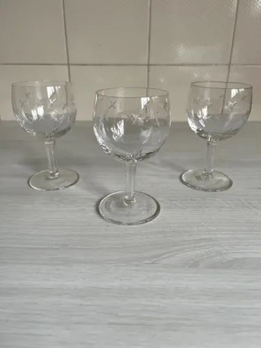 3 taças pequenas de cristal