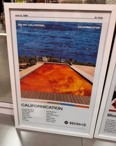 quadro red hot chili peppers californication moldura branca e vidro