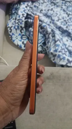 Celular novo na caixa. 