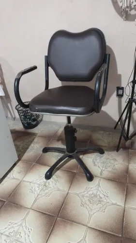 CADEIRA DE SALÃO DE BELEZA E BARBEARIA