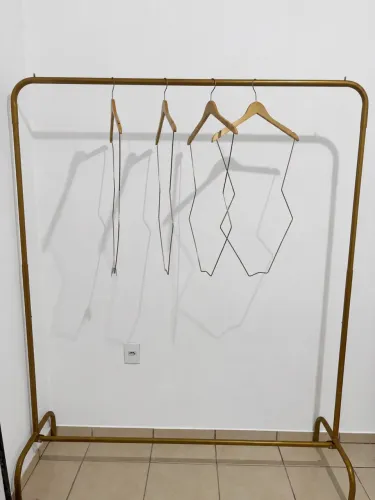 Arara com 4 cabides para vestido