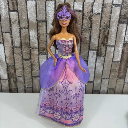 Boneca Barbie Viveca do filme ?Barbie e as Três Mosqueteiras? - Mattel 2008
