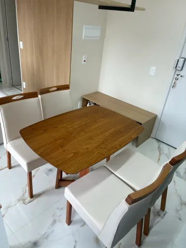 Mesa com quatro cadeiras