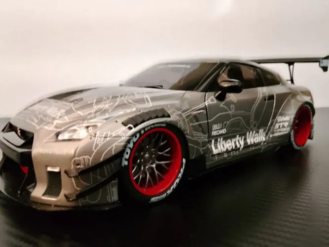 Miniatura Nissan GTR R35 Liberty Walk Body Kit 2.0 1:18 Solido