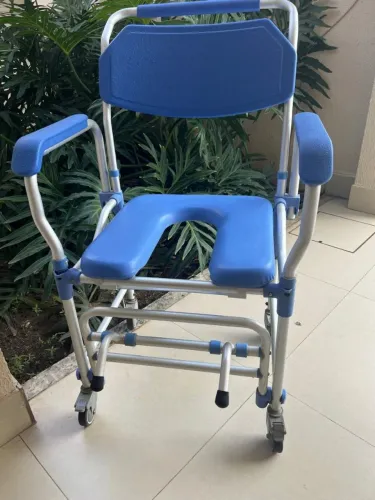 Cadeira de Banho Higiênica em Alumínio com Rodinhas e Assento Estofado - Perfeito Estado