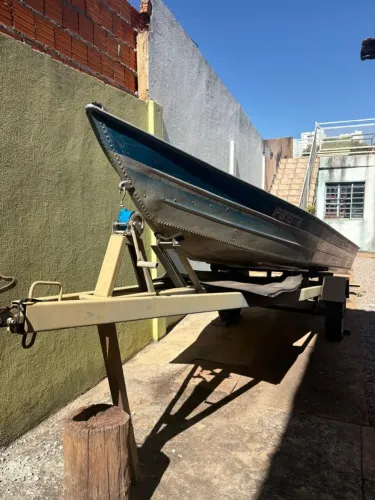 Vende-se uma barco de 6 m e uma carretinha