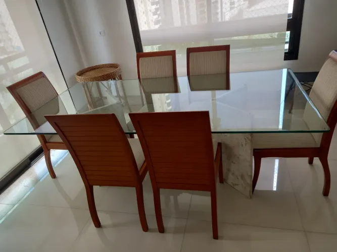 Mesa de jantar com tampo de vidro com base em mármore