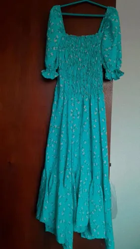 Vendo lote roupas semi novas / vestidos , blusa , casaco , macacão Rose elegante .