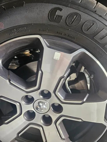 VENDO JOGO DE RODAS ORIGINAL DA RAMPAGE LARAMINE ARO 18 COM PNEUS COM APENAS 3.000 RODADOS