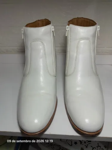 Bota masculina couro branco usada