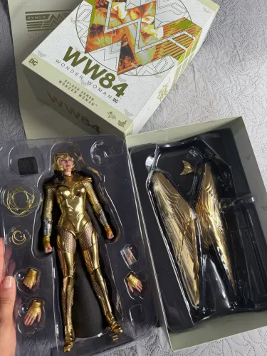 Hot toys wonder woman golden 84