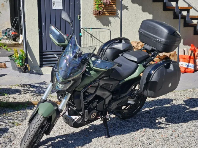 Bajaj Dominar 400 completa com acessórios