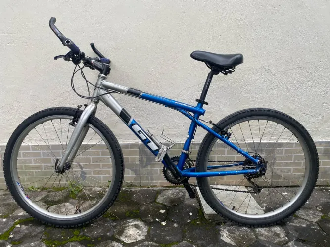 Bicicleta GT toda shimano