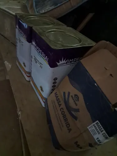 vendo 4 latas de tintas e 1 massa corrida