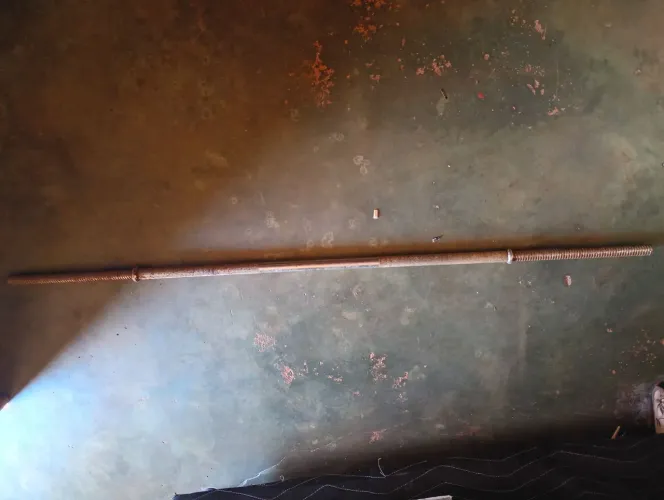 Barra reta maciça 1,80, 15kg (somente a barra) e está um pouco enferrujada