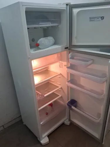 Geladeira Modelo Novo Electrolux.                       Faço entrega 