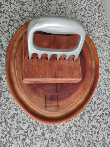 Garras de uso e tridente para churrasco. 